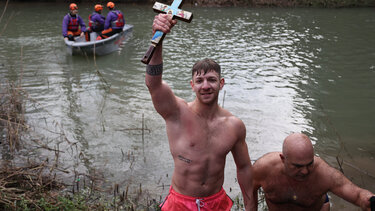 Θεοφάνεια: Αυτός είναι ο 22χρονος που έπιασε τον Σταυρό στη Λάρισα