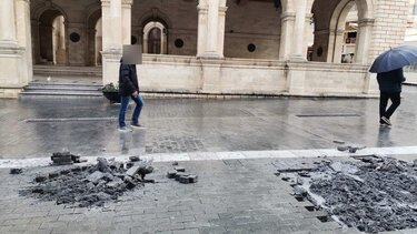 Λάσπες και χώματα μπροστά από τη Λότζια- Φωτογραφίες