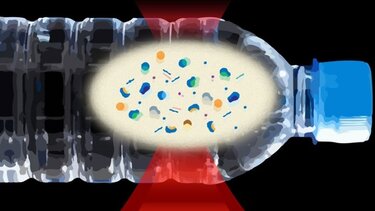 Εντοπίστηκαν κομμάτια πλαστικού μέσα στο εμφιαλωμένο νερό