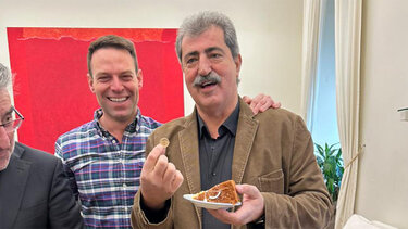 Ο Πολάκης κέρδισε το φλουρί - Τα χαμόγελα και οι αγκαλιές με τον Κασσελάκη 