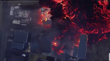 Απίστευτες εικόνες από drone με τη λάβα να καταπίνει σπίτια στην Ισλανδία