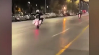 Προκαταρκτική διοικητική εξέταση για τους αστυνομικούς που έκαναν σούζα με μοτοσυκλέτα της ΕΛΑΣ