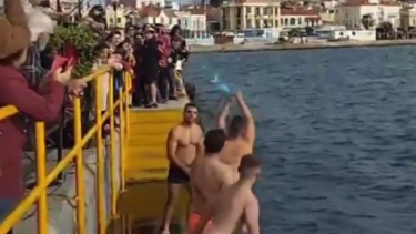 "Ντροπή, σας βλέπει το Άγιο Πνεύμα, σας βλέπει και ο VAR"