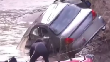 Ηλεία: Τα δραματικά δευτερόλεπτα λίγο πριν το αυτοκίνητο παρασυρθεί από τον χείμαρρο