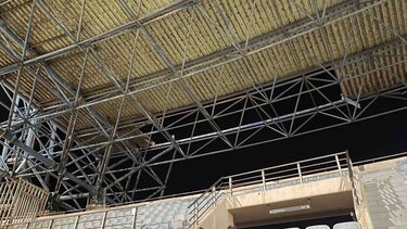 "Λουκέτο" στο Παγκρήτιο - Αποκολλήθηκε τμήμα του στεγάστρου λόγω ανέμων- Βίντεο