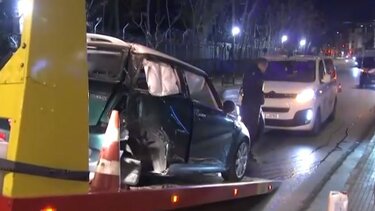 Τροχαίο στη Λ. Μεσογείων τα ξημερώματα - Αυτοκίνητο έκανε τετακέ στο δρόμο και χτύπησε σε κολόνα