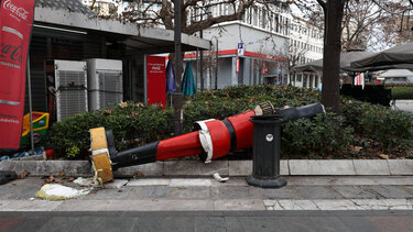 Θλιβερές εικόνες: Άγνωστοι κατέστρεψαν χριστουγεννιάτικα στολίδια πλατείας