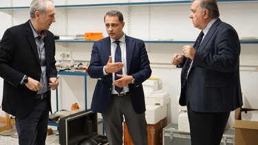 Στις εγκαταστάσεις της Ελληνικής Επιτροπής Ατομικής Ενέργειας o Μ. Σενετάκης