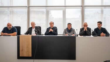 «Έλα μαζί μας και γίνε παρέα μας για πάντα»