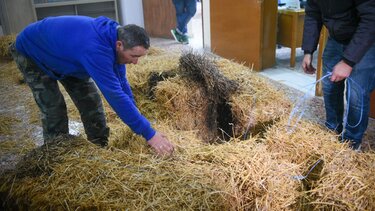 Αγροτικές κινητοποιήσεις στη Λάρισα: Απέκλεισαν με τρακτέρ το Τελωνείο και σκόρπισαν μπάλες με άχυρο