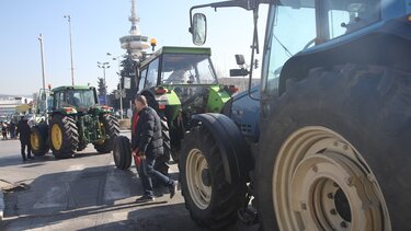 Αγροτικά μπλόκα σε κομβικά σημεία των εθνικών οδών