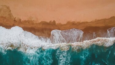 Νομοσχέδιο για αιγιαλό – παραλίες: Σφοδρές αντιδράσεις, απέναντι ΚΕΔΕ και οργανώσεις 