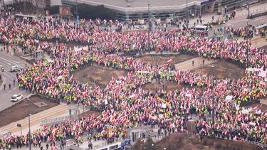 Πολωνοί αγρότες διαδηλώνουν στη Βαρσοβία εναντίον των πολιτικών της ΕΕ