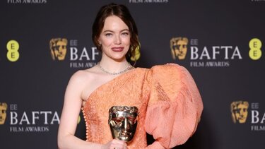 Η Έμα Στόουν κρατώντας το βραβείο Bafta ευχαρίστησε τη μητέρα της