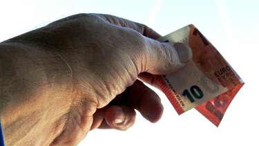 Άμεση αύξηση του κατώτατου μισθού στα 908 ευρώ μηνιαίως προτείνει η ΓΣΕΕ