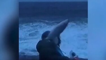 Βγήκε να πει τον καιρό και τον χτύπησε «ιπτάμενο» ψάρι