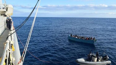 Καρέ καρέ η διάσωση μεταναστών νότια της Κρήτης, από την φρεγάτα «Κανάρης» 
