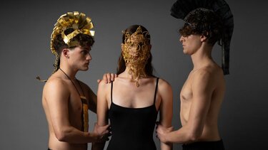 Θεσσαλονικιός με σπάνια νόσο φτιάχνει κοσμήματα avant-garde για διεθνείς πασαρέλες