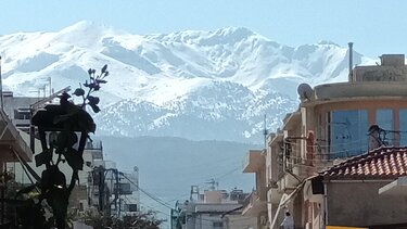 Χιονισμένα τα Λευκά Όρη δεσπόζουν επιβλητικά στον ορίζοντα!