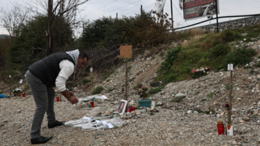Σε κλίμα συγκίνησης τελέστηκε το τρισάγιο στο σημείο της τραγωδίας των Τεμπών