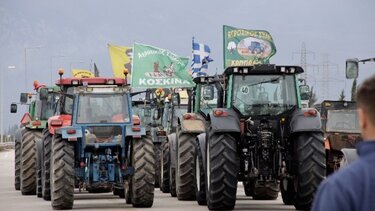 Αγρότες: Τα τρακτέρ έκλεισαν την εθνική οδό Ιωαννίνων - Κακκαβίας στον κόμβο Καλπακίου