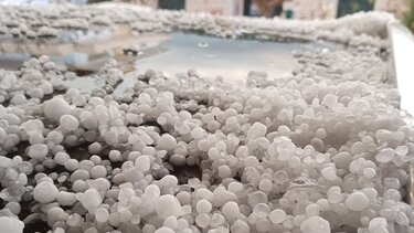 Σφοδρή χαλαζόπτωση στην ενδοχώρα του νομού Ηρακλείου