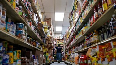 Η χρυσή εποχή… των ψιλικατζίδικων – Γιατί οι Αμερικανοί συρρέουν σε αυτά ακόμα και για φαγητό