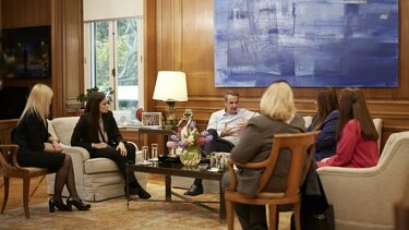 Παγκόσμια Ημέρα της Γυναίκας: Η συζήτηση Μητσοτάκη με γυναίκες στο Μαξίμου – Επί τάπητος νέες παρεμβάσεις στήριξης