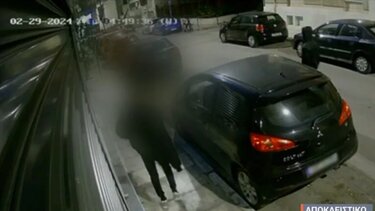 Εξάρχεια: Μπήκαν στο σπίτι 36χρονης, τη λήστεψαν και προσπάθησαν να τη βιάσουν