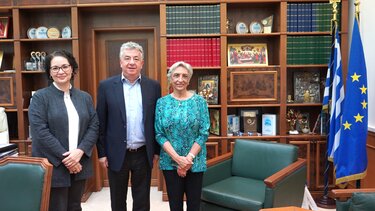 H π. διευθύντρια του Μητροπολιτικού Μουσείου της Νέας Υόρκης M. Tarapor επισκέφθηκε τον Περιφερειάρχη Κρήτης Στ. Αρναουτάκη