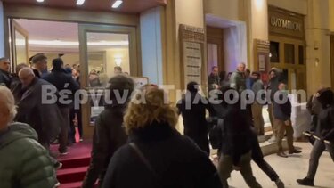 Θεσσαλονίκη: Η στιγμή που οι κουκουλοφόροι χτυπούν τον αστυνομικό