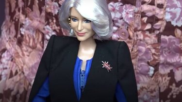 H βασίλισσα Καμίλα έγινε κούκλα Barbie! 