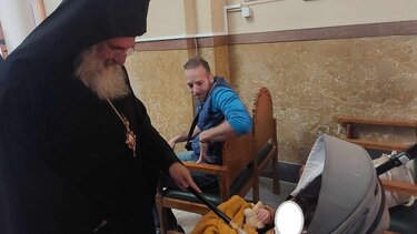 Η ευλογία του Αρχιεπισκόπου στον μικρό Απόστολο!