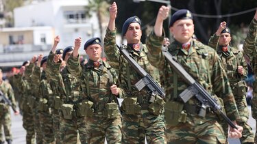 Ήθελαν να αναρτήσουν πανό στην παρέλαση - Το κρέμασαν στα Τείχη