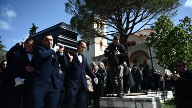 Ηλίας Λογοθέτης: Σε κλίμα βαθιάς συγκίνησης το τελευταίο αντίο στον ηθοποιό