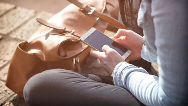 Τέλος τα κινητά στα σχολεία - Αυστηρότερες ποινές με αποβολή μαθητών