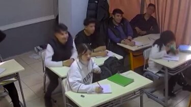 Σοκαριστικό βίντεο: Καθηγητής έσωσε μαθήτρια από βέβαιο πνιγμό με τη λαβή Heimlich