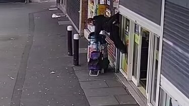 Βίντεο με τη στιγμή που ρολό καταστήματος σηκώνει στον αέρα ηλικιωμένη