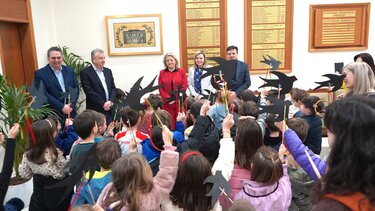 Μικροί μαθητές έψαλαν τα κάλαντα της Άνοιξης στη Περιφέρεια Κρήτης