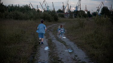 Κοιμόταν μέσα στο αυτοκίνητο και τα ανήλικα παιδιά του κυκλοφορούσαν στους δρόμους