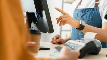 Η ΕΣΕΕ ζητά παράταση στη διασύνδεση POS – ταμειακών μηχανών και στην εφαρμογή της Ψηφιακής Κάρτας Εργασίας