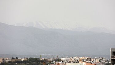 Η αφρικανική σκόνη εξαφάνισε και τα... χιονισμένα βουνά!