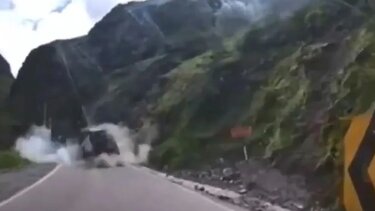 Χιλή: Τεράστιοι βράχοι συντρίβουν φορτηγά - Συγκλονιστικό βίντεο