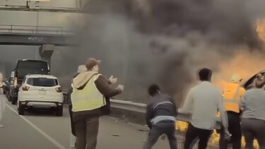 Καρέ καρέ η ηρωική διάσωση οδηγού από φλεγόμενο όχημα