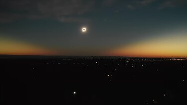 Ολική έκλειψη Ηλίου - Όλα έτοιμα για το "κοσμικό ραντεβού" του με τη Σελήνη