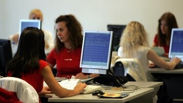 ΟΟΣΑ: Στην Ελλάδα η μεγαλύτερη μείωση της εργασιακής ανασφάλειας από το 2015	