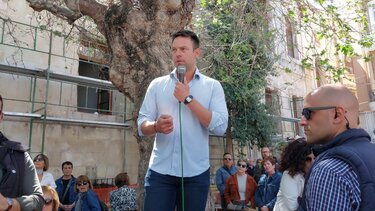 Ο περίπατος του Κασσελάκη στο Ηράκλειο - Έφαγε παγωτό, μπουγάτσα και μίλησε στον Άγιο Τίτο για ... το ΠΑΣΟΚ και την αλλαγή