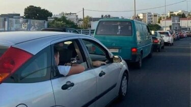 Εκτροπή της κυκλοφορίας λόγω της φωτιάς στα Μέγαρα