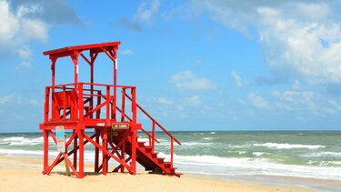 Κινδύνευσαν στη θάλασσα πατέρας και κόρη - Τους έσωσαν οι ναυαγοσώστες 