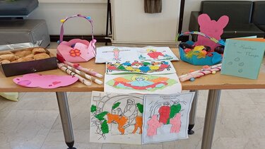 Πασχαλινές κατασκευές και λαμπάδες προσέφεραν μικροί μαθητές στους φιλοξενούμενους του Κ.Η.Φ.Η Παλιανής